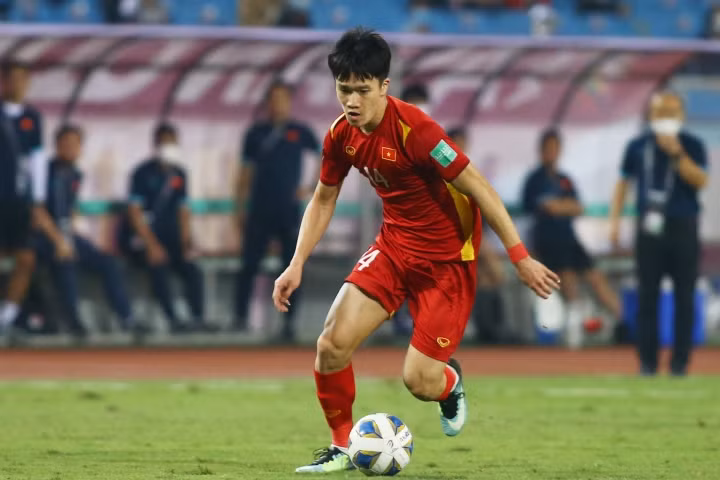 Hoàng Đức không chỉ sở hữu thể hình, thể lực tốt mà còn có kỹ thuật, sự quyết đoán cũng như sự mạnh mẽ của một ông chủ khu trung tuyến.