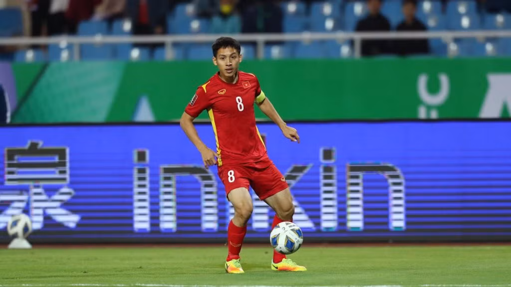 Hùng Dũng là một trong 3 cầu thủ quá tuổi được bổ sung cho U23 Việt Nam và anh cũng được ưu ái trao cho chiếc băng đội trưởng.