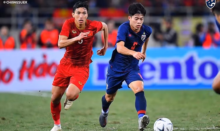 Sự xuất hiện của Ekanit (áo xanh) chắc chắn sẽ giúp hàng công U23 Thái Lan trở nên đáng gờm hơn trong tham vọng giành chiếc Huy chương vàng môn bóng đá nam.