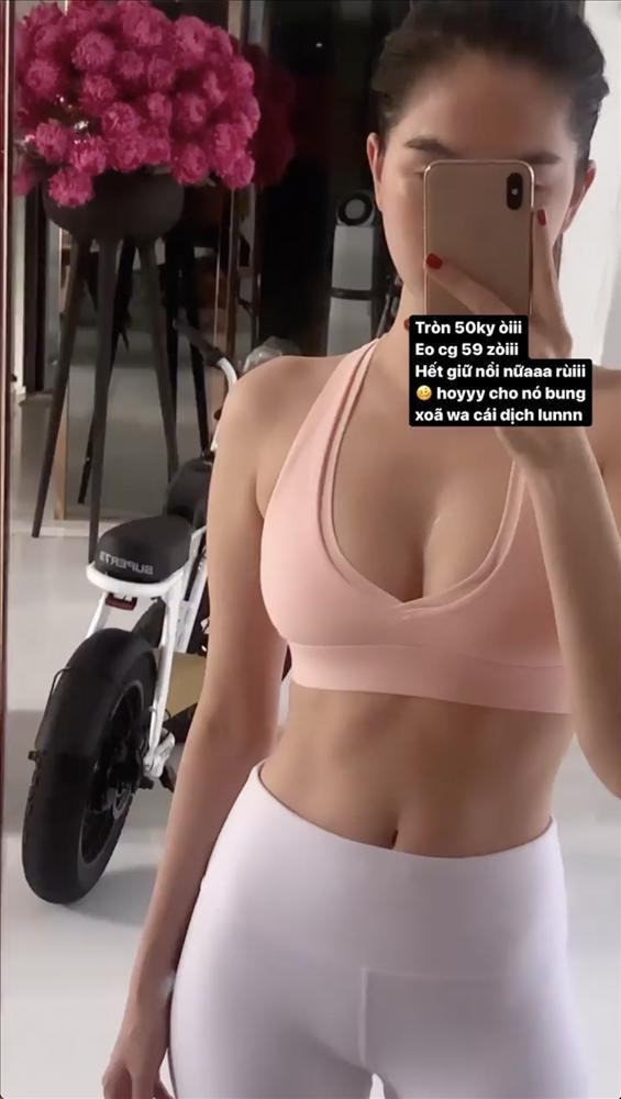 Mới đây, "nữ hoàng nội y" Ngọc Trinh công khai số đo hiện tại thì cô đã cán mốc 50kg còn vòng eo đã lên 59cm.