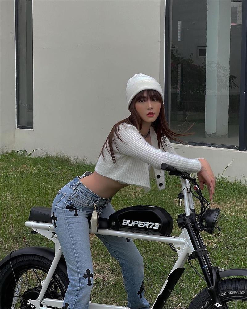 Nhắc đến Ngọc Trinh, người ta thường nhớ đến biệt danh "vòng eo 56" nổi tiếng mà rất nhiều mỹ nhân đều ao ước có được. Thời điểm năm 2020, Vũ Khắc Tiệp còn tiết lộ eo của "nữ hoàng nội y" đã sụt xuống còn 53cm - thuộc top những mỹ nhân có vòng 2 nhỏ nhất Vbiz.