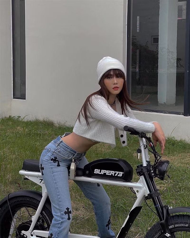 Nhắc đến Ngọc Trinh, người ta thường nhớ đến biệt danh "vòng eo 56" nổi tiếng mà rất nhiều mỹ nhân đều ao ước có được. Thời điểm năm 2020, Vũ Khắc Tiệp còn tiết lộ eo của "nữ hoàng nội y" đã sụt xuống còn 53cm - thuộc top những mỹ nhân có vòng 2 nhỏ nhất Vbiz.