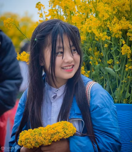 Đứng bên cạnh, mẹ của Dua cũng liên tục nở nụ cười trên môi khi chứng kiến con gái có cuộc sống đủ đầy ở thành phố.