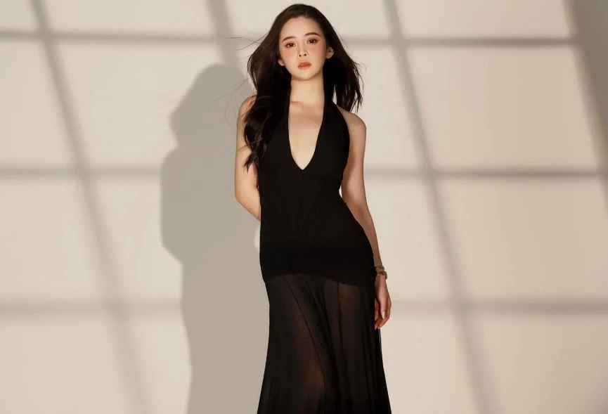 Người đẹp quê Đà Nẵng này cũng chuộng những mốt áo croptop phối cùng quần thun, khoe eo thon, đồng thời làm tăng vẻ cá tính, năng động cho người mặc.