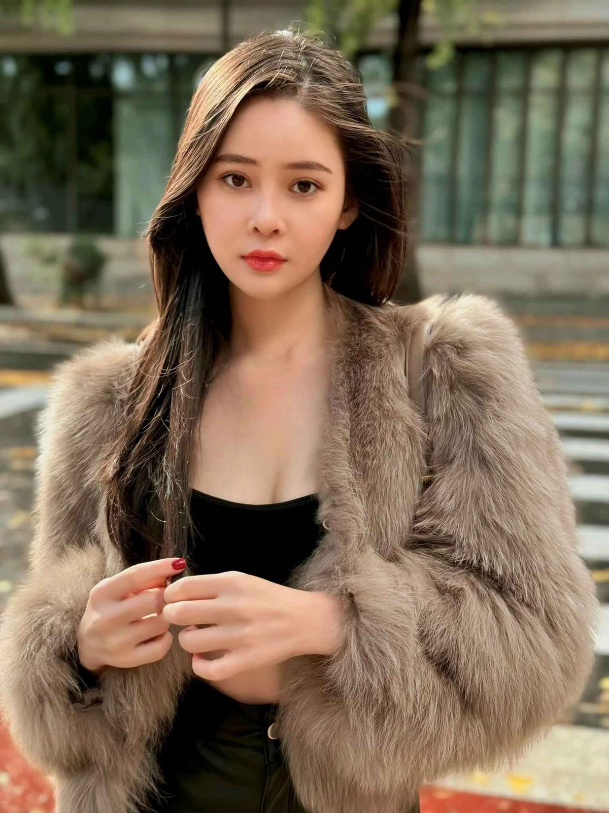 Thái Thảo Nguyên khoe vẻ đẹp quyến rũ trong mốt váy xẻ sâu. Đây cũng là trang phục được mỹ nhân này yêu thích diện ở nhiều sự kiện khác nhau lẫn trong cuộc sống đời thường.