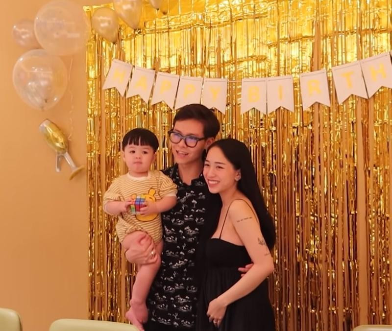 Bên cạnh cuộc sống sinh ra ở vạch đích, Joyce Phạm còn gây bất ngờ khi lên xe hoa năm 20 tuổi và trở thành mẹ bỉm ở tuổi 21. Theo đó, con gái Minh Nhựa sinh con trai đầu lòng (gọi nhà là Tít) vào hồi tháng 4/2020.