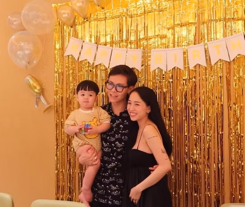 Bên cạnh cuộc sống sinh ra ở vạch đích, Joyce Phạm còn gây bất ngờ khi lên xe hoa năm 20 tuổi và trở thành mẹ bỉm ở tuổi 21. Theo đó, con gái Minh Nhựa sinh con trai đầu lòng (gọi nhà là Tít) vào hồi tháng 4/2020.