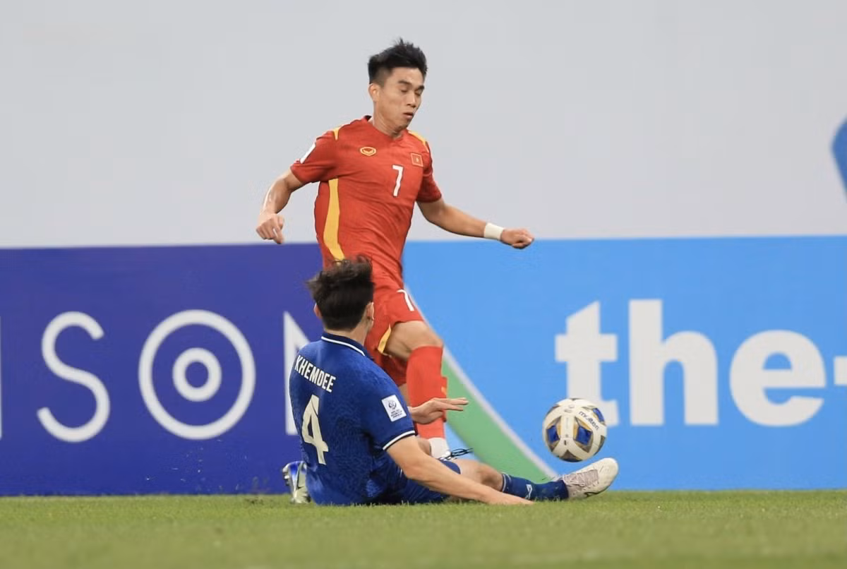 Dù chơi với đội hình khá thấp nhưng U23 Việt Nam luôn biết cách để phá vây bằng những tình huống bóng nhỏ và thoát đi.