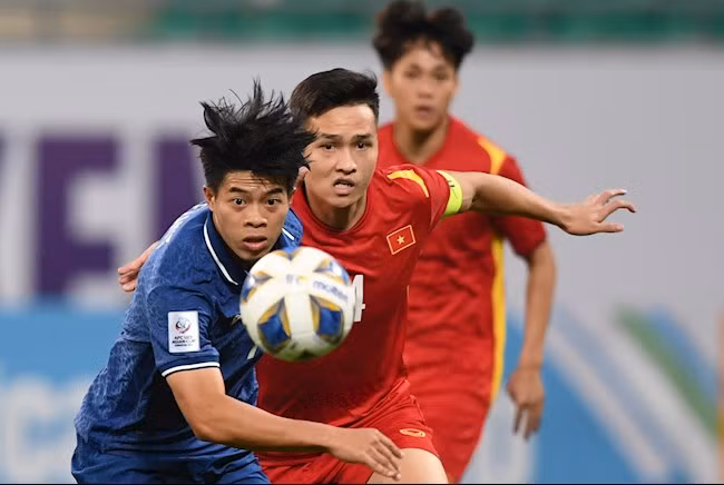 Bước sang Hiệp 2, U23 Thái Lan tiếp tục là những người kiểm soát thế trận. Tình huống đáng chú ý là ở phút 57, Kritsada sút căng, khiến bóng đi đập đất nhưng thủ môn thay người là Văn Chuẩn đã xử lý gọn gàng.