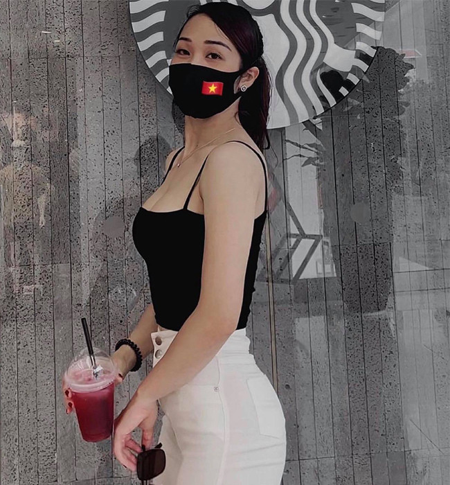 Chẳng những khoe khéo đường cong quyến rũ mà Phương Thảo còn tôn đôi chân dài nuột nà trong mọi trang phục.