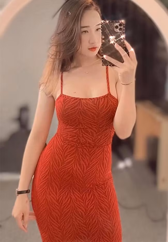 Không thể phủ nhận cô giáo tiểu học này lại sở hữu đường cong nóng bỏng như vậy.