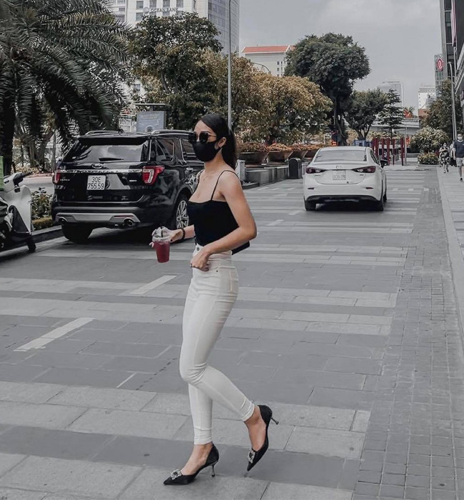 Dưới phần bình luận, không ít người dành lời khen ngợi cho sắc vóc "gái một con" đẹp mặn mà của nữ giáo viên xinh đẹp Phương Thảo.