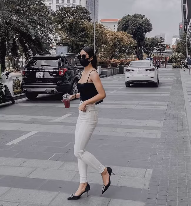 Dưới phần bình luận, không ít người dành lời khen ngợi cho sắc vóc "gái một con" đẹp mặn mà của nữ giáo viên xinh đẹp Phương Thảo.