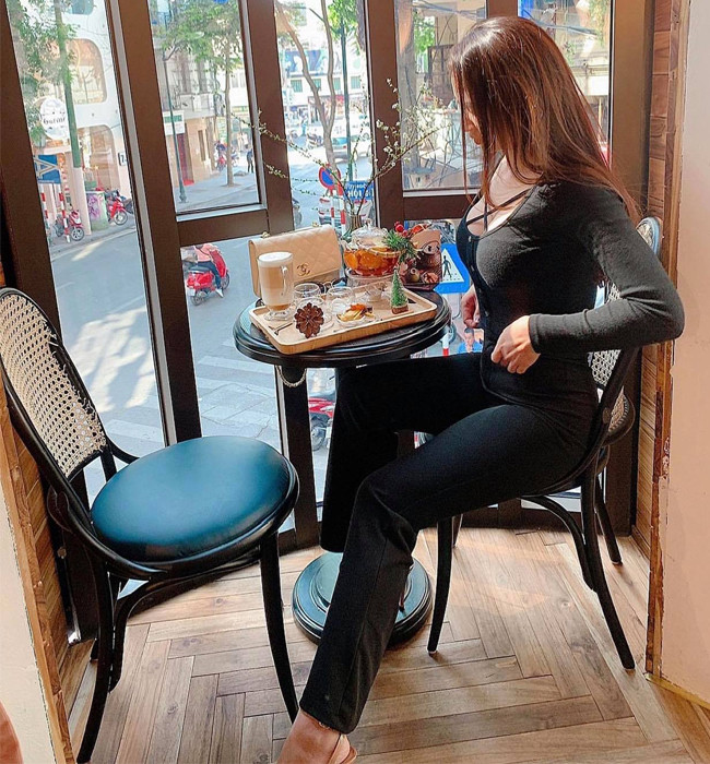 Những bồ đồ tập ôm sát cơ thể đã phần nào làm tôn lên vóc dáng nóng bỏng của Phương Thảo, ai đi ngang qua đều phải ngoái nhìn.