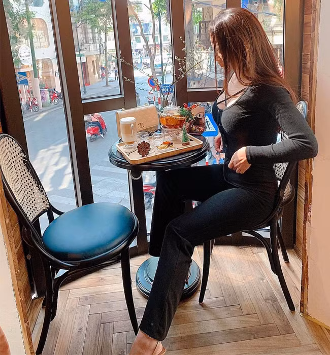 Những bồ đồ tập ôm sát cơ thể đã phần nào làm tôn lên vóc dáng nóng bỏng của Phương Thảo, ai đi ngang qua đều phải ngoái nhìn.