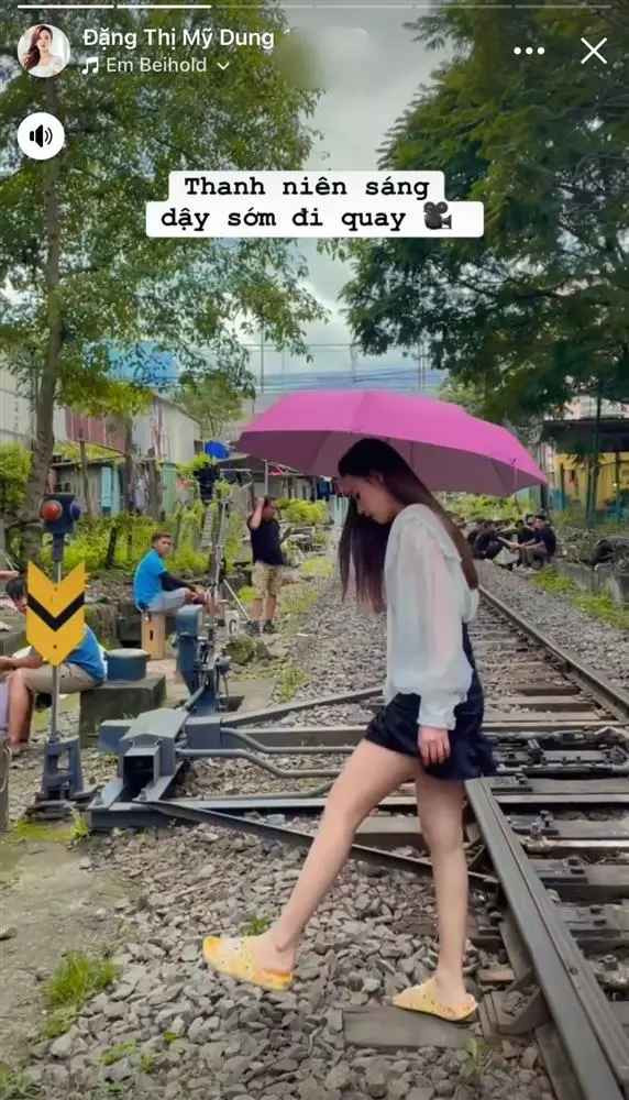 "Xin chào tháng 10. Bằng một lý do nào đó, tháng 10 năm nào cũng bận sấp mặt với lịch quay, lịch học, lịch hướng dẫn sinh viên tốt nghiệp và lịch làm việc chồng chéo như chơi. Nhưng vẫn muốn chào đớn tháng 10 bằng tất cả lòng hân hoan và hứng khởi", nàng cựu hot girl viết.