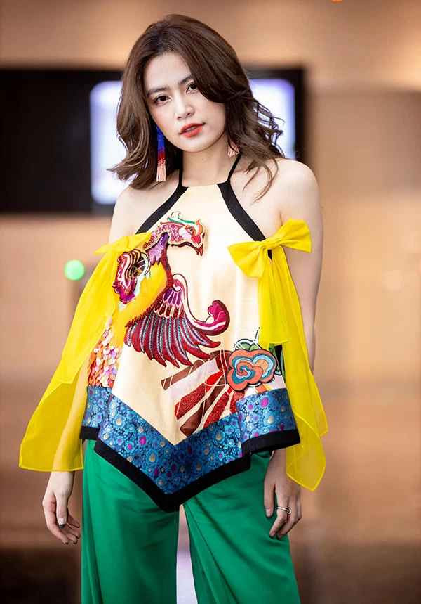 Căn hộ của Hoàng Thuỳ Linh chuộng tông đen tinh tế, sang trọng.