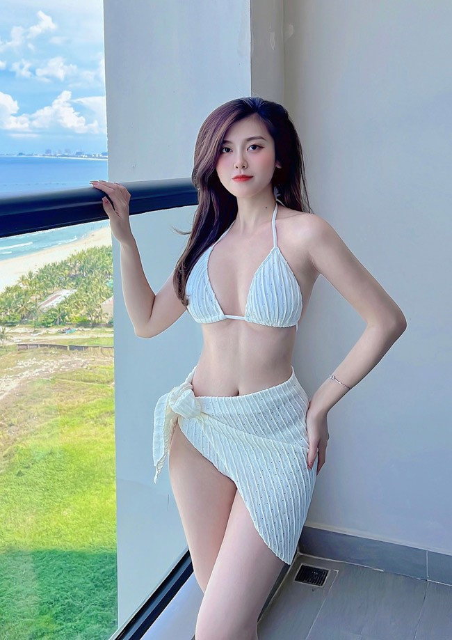 Huyền Trang cũng xây dựng cho mình phong cách trưởng thành, không kém phần quyến rũ và sang trọng.