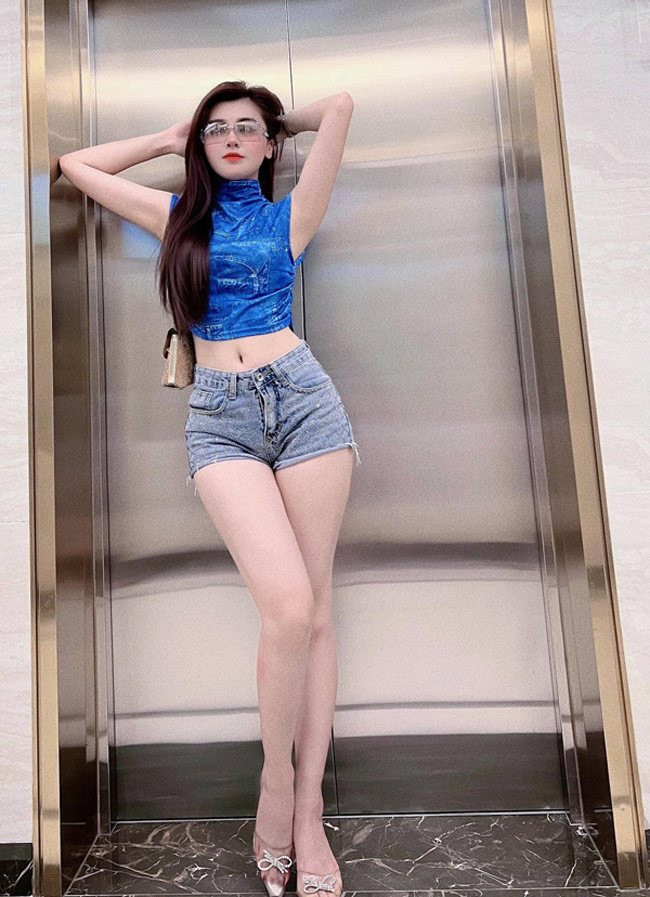 Sở hữu nhan sắc nổi bật, Huyền Trang từng tham gia một số cuộc thi nhan sắc. Cô từng đạt giải Nhì cuộc thi Miss Thanh Chương (Nghệ An), từng góp mặt vào cuộc thi "Lấp lánh tuổi xuân 2018" và thu hút sự chú ý của dân mạng thời điểm đó với ba bộ ảnh dễ thương.