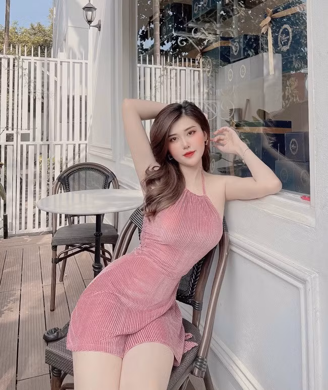 Sau khi tốt nghiệp, Huyền Trang cũng không theo đuổi ngành đã học, cô rẽ ngang làm mẫu ảnh và KOL.