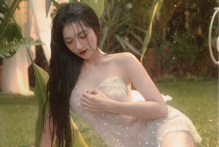 Chụp ảnh theo concept "nàng thơ", Khánh Linh ưu tiên cho các thiết kế ren, xuyên thấu, chất liệu mỏng nhẹ.