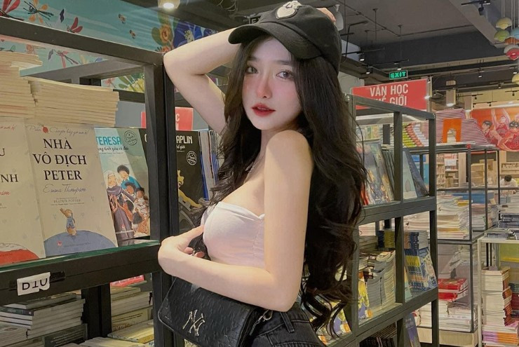 Khánh Linh yêu thích các thiết kế váy áo điệu đà như váy 2 dây, váy bodycon hoặc những set đồ năng động nhưng không kém phần nữ tính như áo croptop, tank top phối cùng váy ngắn.