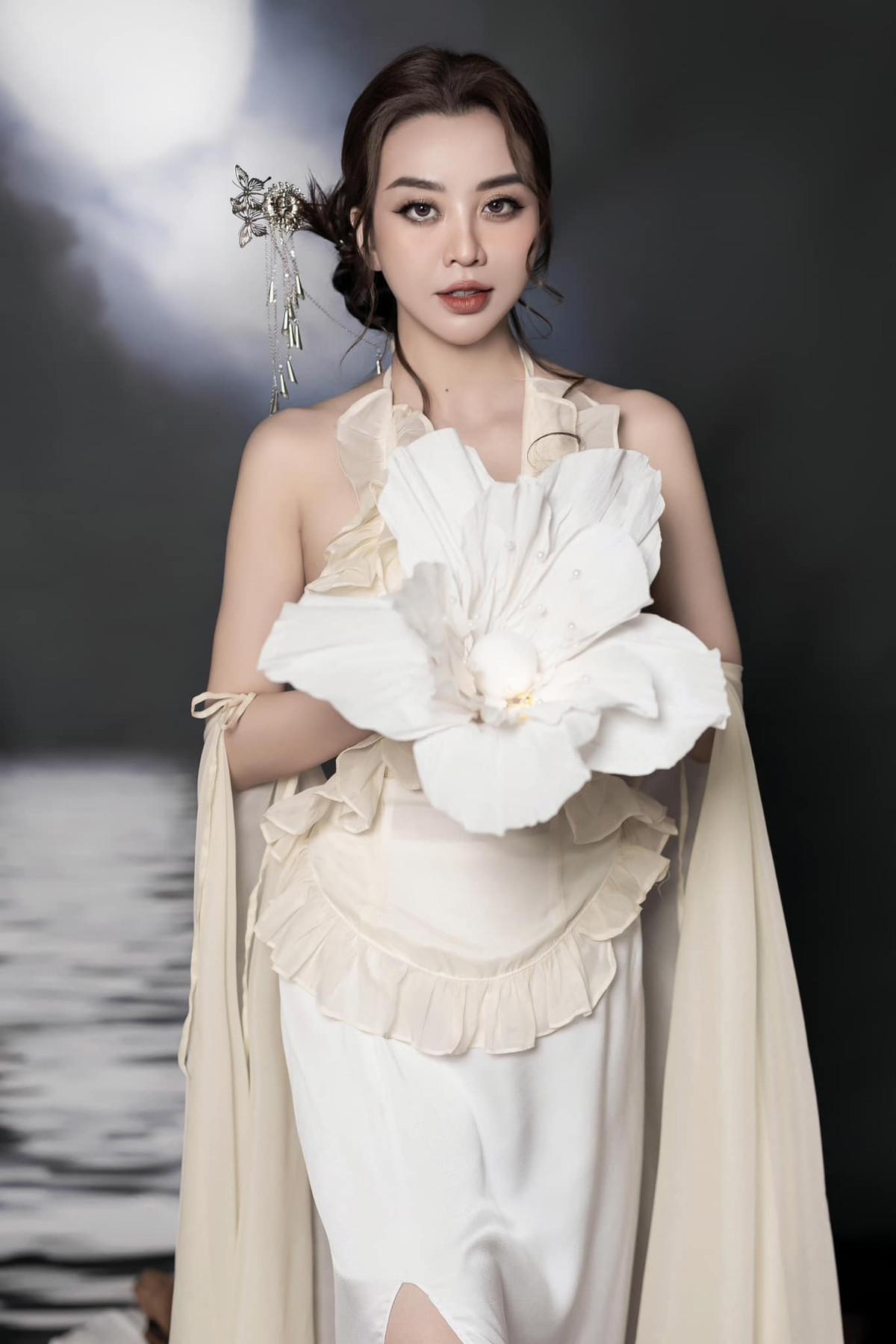 Thư Đình giờ đây bên cạnh hoạt động nghệ thuật với vai trò Á Hậu, MC truyền hình, MC event lớn còn giữ chức Giám Đốc tại công ty truyền thông Networld Solutions trực thuộc tập đoàn Networld Asian.