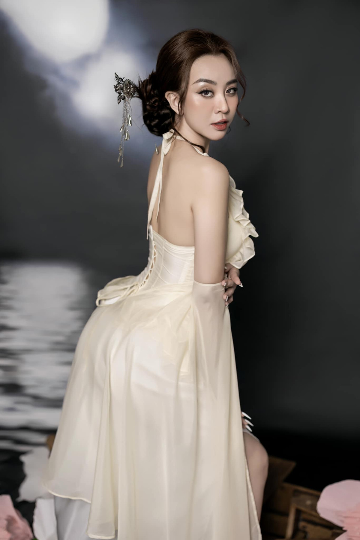 Trong năm 2017, Thư Đình có cơ hội thử sức với vai trò là một MC. Cô cũng tăng cường hoạt động truyền thông để đưa hình ảnh của mình đến gần công chúng hơn. Người đẹp 9x này hy vọng sẽ tạo ấn tượng tốt đẹp trong lòng khán giả với hình tượng một nghệ sĩ không scandal.