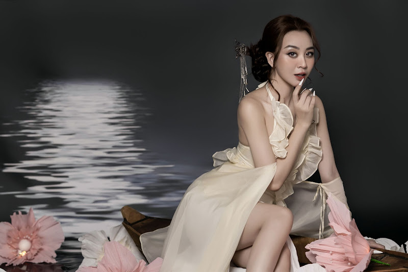 Mới đây, bộ ảnh áo yếm được ghi nhận lần đầu tiên từ thế kỷ 12 dưới triều Lý được nữ Á hậu - MC Thư Đình tái hiện lại khoe khéo vẻ duyên dáng đằm thắm của người con gái Việt Nam.