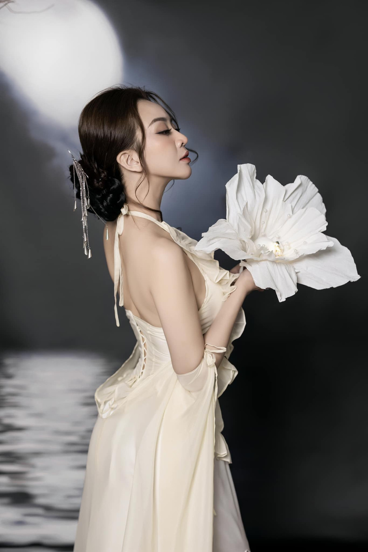 Người đẹp cũng từng giành giải Nhì cuộc thi học sinh giỏi văn cấp thành phố Hồ Chí Minh. Thư Đình đã tốt nghiệp chuyên ngành tài chính - ngân hàng tại trường Đại học kinh tế thành phố Hồ Chí Minh với khóa luận đạt 9,5 điểm.