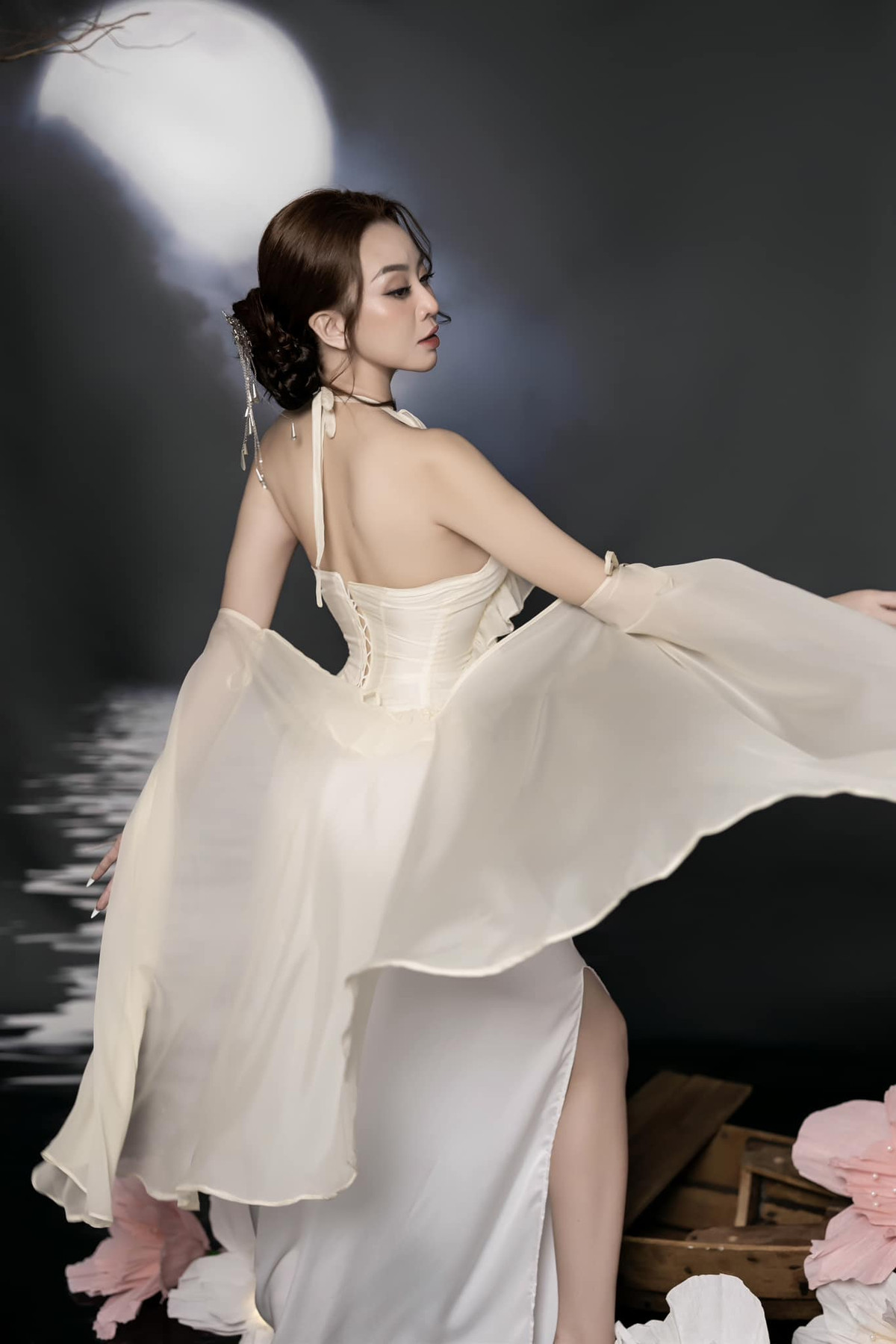 Bộ ảnh được thực hiện ngẫu hứng trong một dịp đi công tác Quy Nhơn với nhiếp ảnh gia Duy Anh Nguyễn là bạn thân của Á hậu - Mc Thư Đình hơn một thập kỷ. Được biết Duy Anh Nguyễn cũng là nhiếp ảnh gia nổi tiếng chụp cho nhiều nghệ sỹ khi ghé thăm Quy Nhơn.