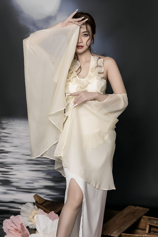 Á hậu - MC Thư Đình tên thật là Nguyễn Đình Anh Thư từng đoạt ngôi vị Á Hậu Điện Ảnh năm 2015 sau khi tham gia hàng loạt bộ phim truyền hình, các show thời trang lớn trong và ngoài nước, đồng thời là MC của đài truyền hình HTV.