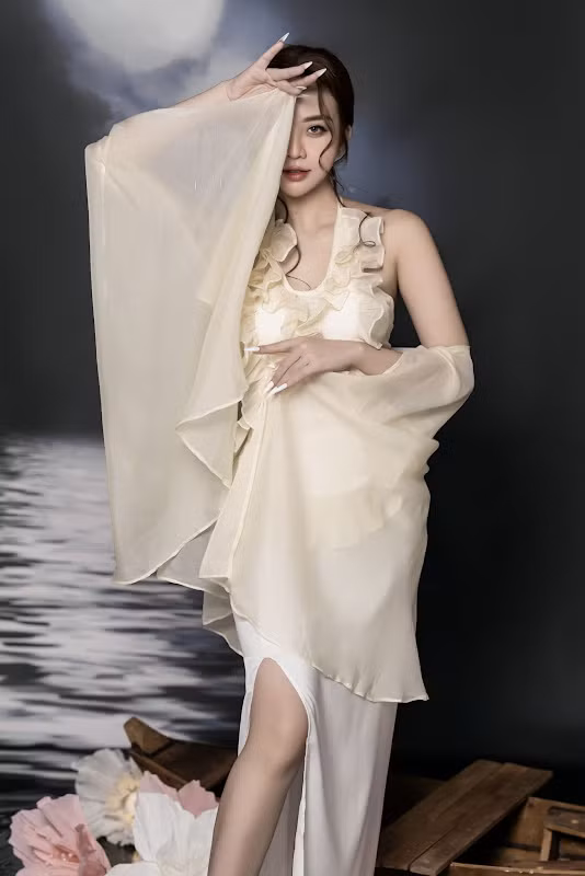 Á hậu - MC Thư Đình tên thật là Nguyễn Đình Anh Thư từng đoạt ngôi vị Á Hậu Điện Ảnh năm 2015 sau khi tham gia hàng loạt bộ phim truyền hình, các show thời trang lớn trong và ngoài nước, đồng thời là MC của đài truyền hình HTV.