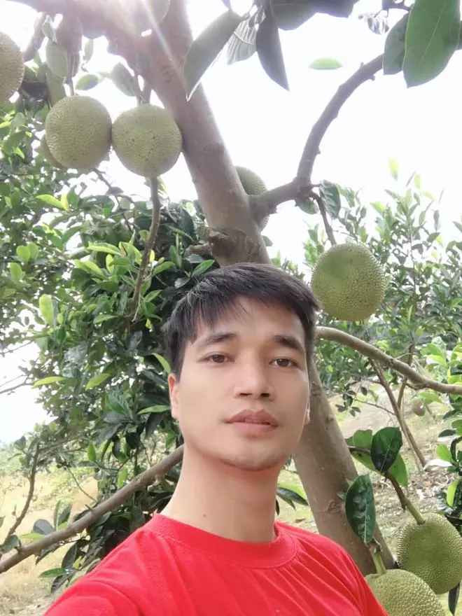 "Tôi từng làm đủ thứ nghề như làm giám sát, làm nhà hàng hải sản, MC tổ chức sự kiện nhưng cũng chẳng đâu vào đâu. Cũng lớn rồi, không muốn người thân phải lo lắng nên tôi quyết định về hẳn quê, không lang thang nữa. Tôi muốn kiếm một công việc ổn định, tích cóp tiền mua một miếng đất, sau đó cứ làm rồi ăn thôi", thảm hoạ mạng quê Hải Dương cho hay.