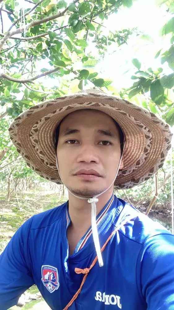 Tuy nhiên, con đường dấn thân vào showbiz không dễ dàng như Lệ Rơi tưởng tượng nên anh quyết định về quê nhà gây dựng lại cơ đồ.