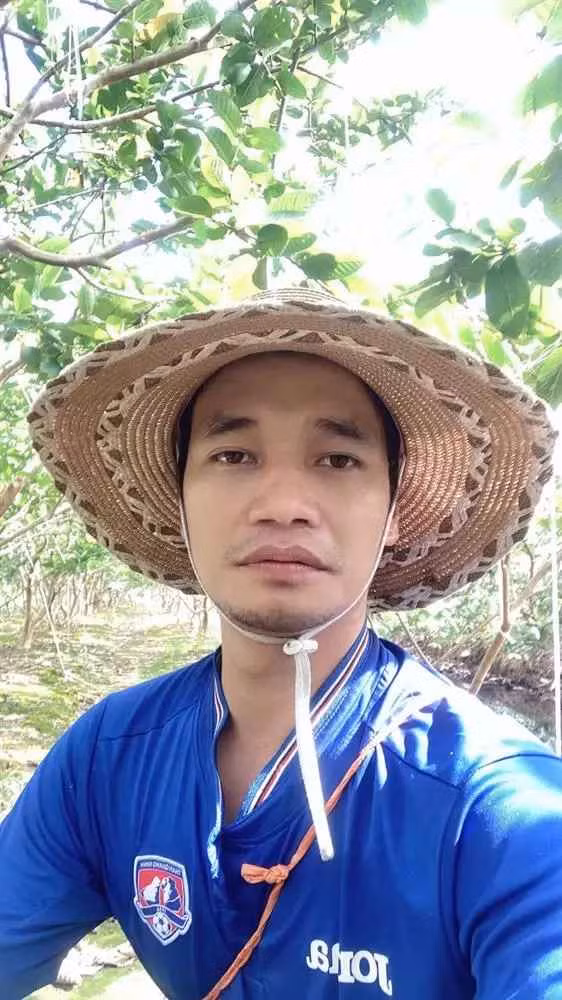 Tuy nhiên, con đường dấn thân vào showbiz không dễ dàng như Lệ Rơi tưởng tượng nên anh quyết định về quê nhà gây dựng lại cơ đồ.