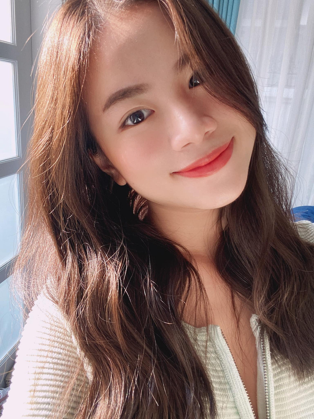 Nhiều người thấy "bà vú" trẻ trung khoe xe mới đã trêu ghẹo Đoàn Di Băng, xin nộp hồ sơ để được trở thành người giúp việc của nhà đại gia.