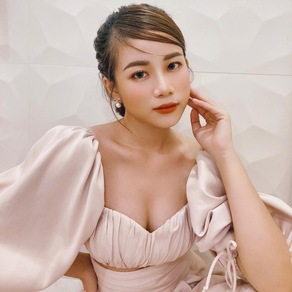 "Mai mốt vú nghỉ làm, gọi cho chị xin việc nhé! Giúp việc nhà, nấu cơm, bế em, lau chùi nhà cửa, làm gì cũng biết hết luôn em nhé!" hay "Cho e xin 1 vé lau chùi vệ sinh xe, quét dọn sân, cắt tỉa cây... đi! Thấy bà vú cũng mua được xe xịn, ham ghê!"... là những bình luận dưới bài viết của Đoàn Di Băng.