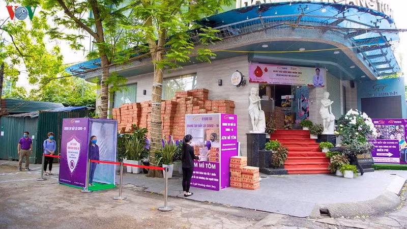 “ATM mi tom” cua bac si va tinh nguyen vien tang cho nguoi ngheo-Hinh-11