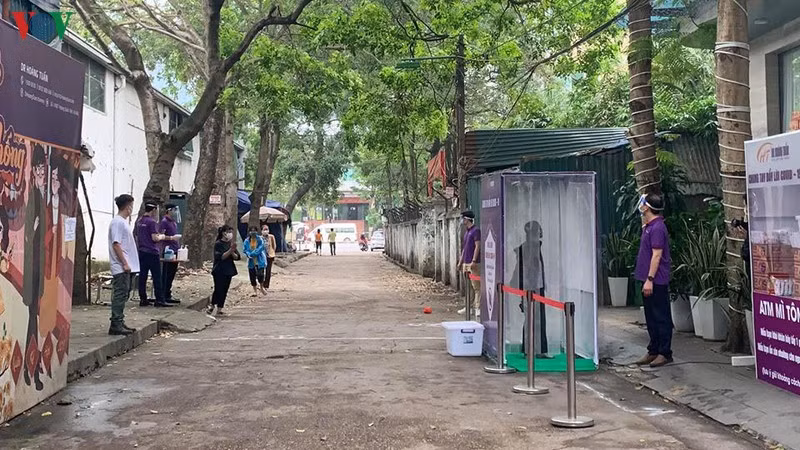 “ATM mi tom” cua bac si va tinh nguyen vien tang cho nguoi ngheo-Hinh-9