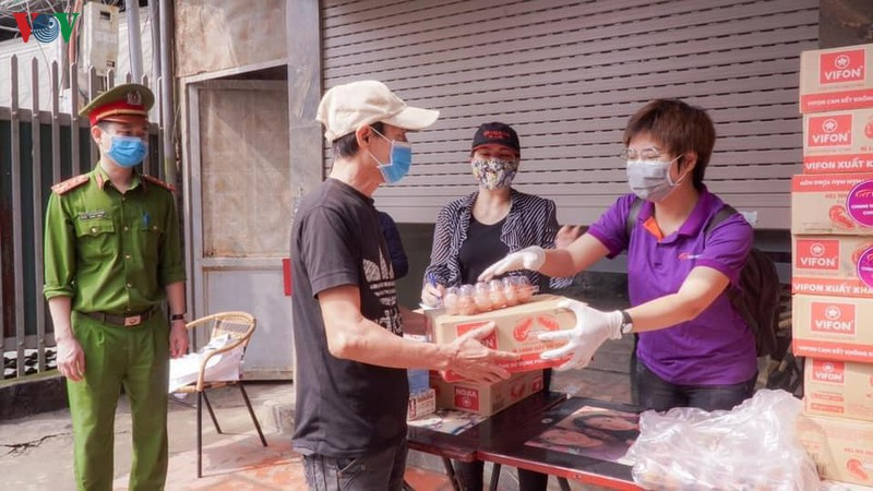 “ATM mi tom” cua bac si va tinh nguyen vien tang cho nguoi ngheo-Hinh-2