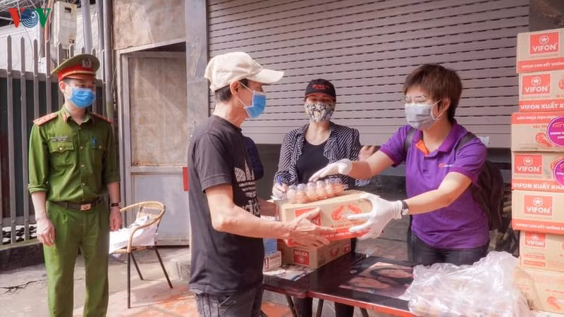 “ATM mi tom” cua bac si va tinh nguyen vien tang cho nguoi ngheo-Hinh-2