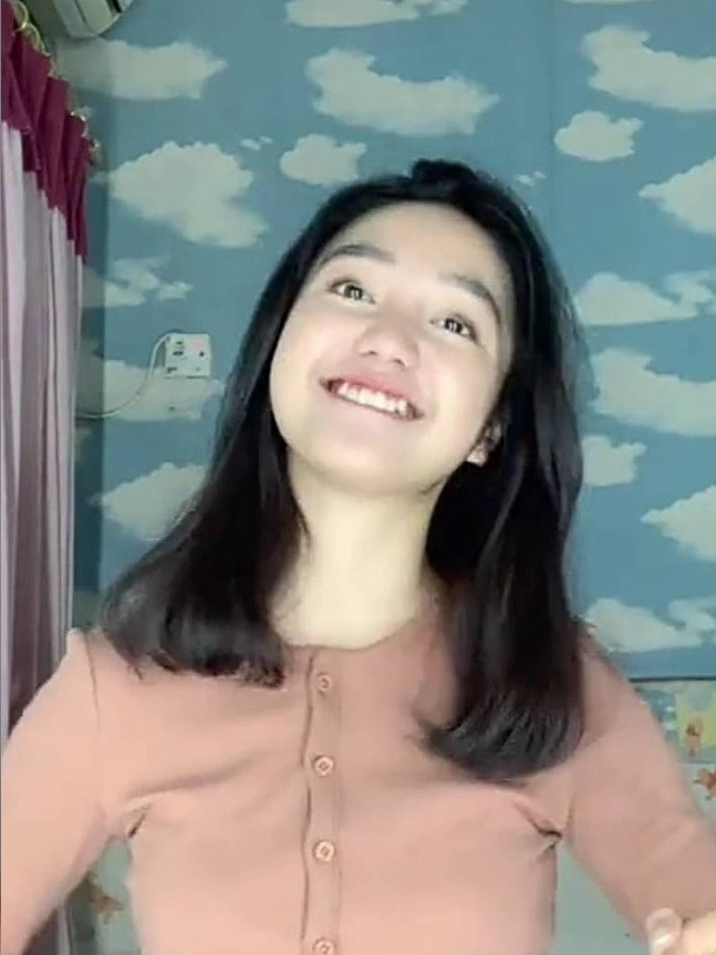 Kín tiếng trên trang cá nhân nhưng phải thừa nhận, nhan sắc của Chikakiku là điều không thể chê, từ gương mặt dễ thương, nước da trắng mịn và biểu cảm siêu thần thái.