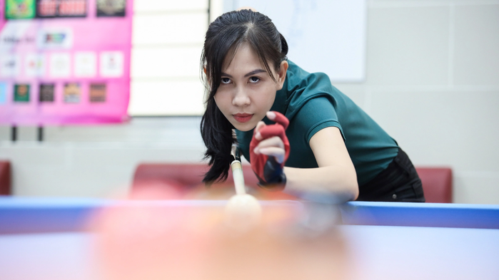 Trong ván đấu đầu tiên khi vừa nhập cuộc, cơ thủ Bích Trâm đã tung những đòn căng, thể hiện trình độ kỹ thuật điêu luyện để gây sức ép.