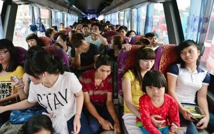 Những hình ảnh được 1 bạn trẻ "tác nghiệp" ngay trên chuyến xe khách về quê khiến cư dân mạng nhìn thôi đã thấy nôn nao, ngộp thở.