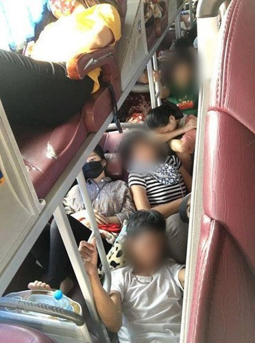 Trong khi nhiều người cho rằng nhà xe không nên nhận nhiều hành khách vì lý do an toàn và sự thoải mái, một số dân mạng không đồng tình với các ý kiến này. Họ cho rằng đồng ý lên xe đồng nghĩa với việc chấp nhận cảnh chen chúc.