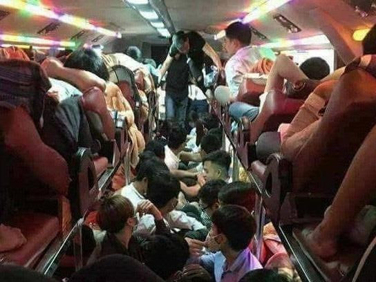 Đến hẹn lại lên, một diễn đàn chia sẻ hình ảnh bên trong những chuyến xe khách dịp lễ kèm câu chuyện xe 45 chỗ nhưng chở được đến... 75 hành khách. Bên cạnh đó, bài viết này cũng đề cập đến nỗi ám ảnh mang tên "mùi thối" trên những chuyến xe này. Bài đăng tải thu hút hàng chục nghìn lượt quan tâm từ dân mạng.