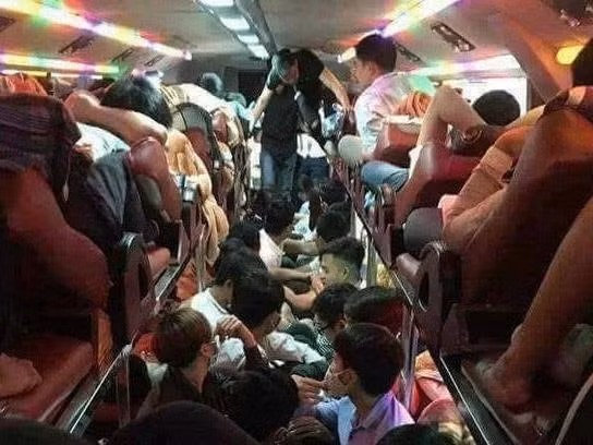 Đến hẹn lại lên, một diễn đàn chia sẻ hình ảnh bên trong những chuyến xe khách dịp lễ kèm câu chuyện xe 45 chỗ nhưng chở được đến... 75 hành khách. Bên cạnh đó, bài viết này cũng đề cập đến nỗi ám ảnh mang tên "mùi thối" trên những chuyến xe này. Bài đăng tải thu hút hàng chục nghìn lượt quan tâm từ dân mạng.