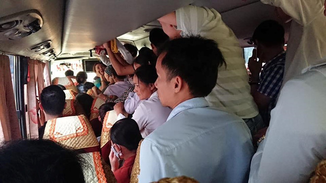 Những hình ảnh được chia sẻ trên MXH không rõ là mới hay cũ về chiếc xe khách di chuyển trên đường trong tình trạng quá tải, hàng chục người chen chúc nhau ngồi kín mọi chỗ.