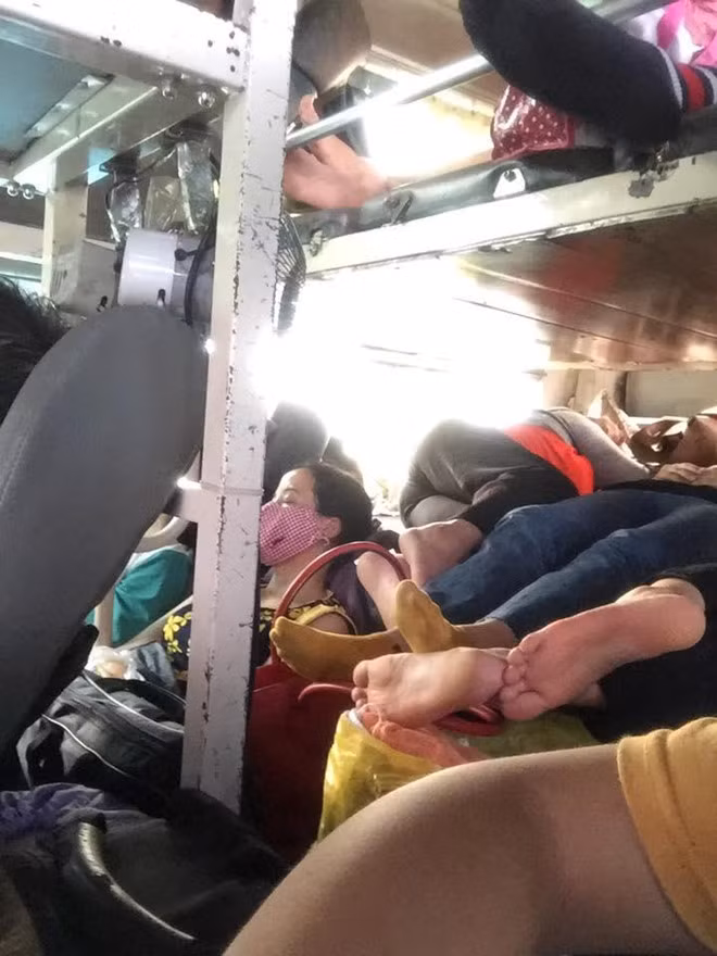 Không chỉ không gian nhỏ mà nhiều người còn ái ngại mùi cơ thể mỗi khi đi xe khách dịp nghỉ lễ.
